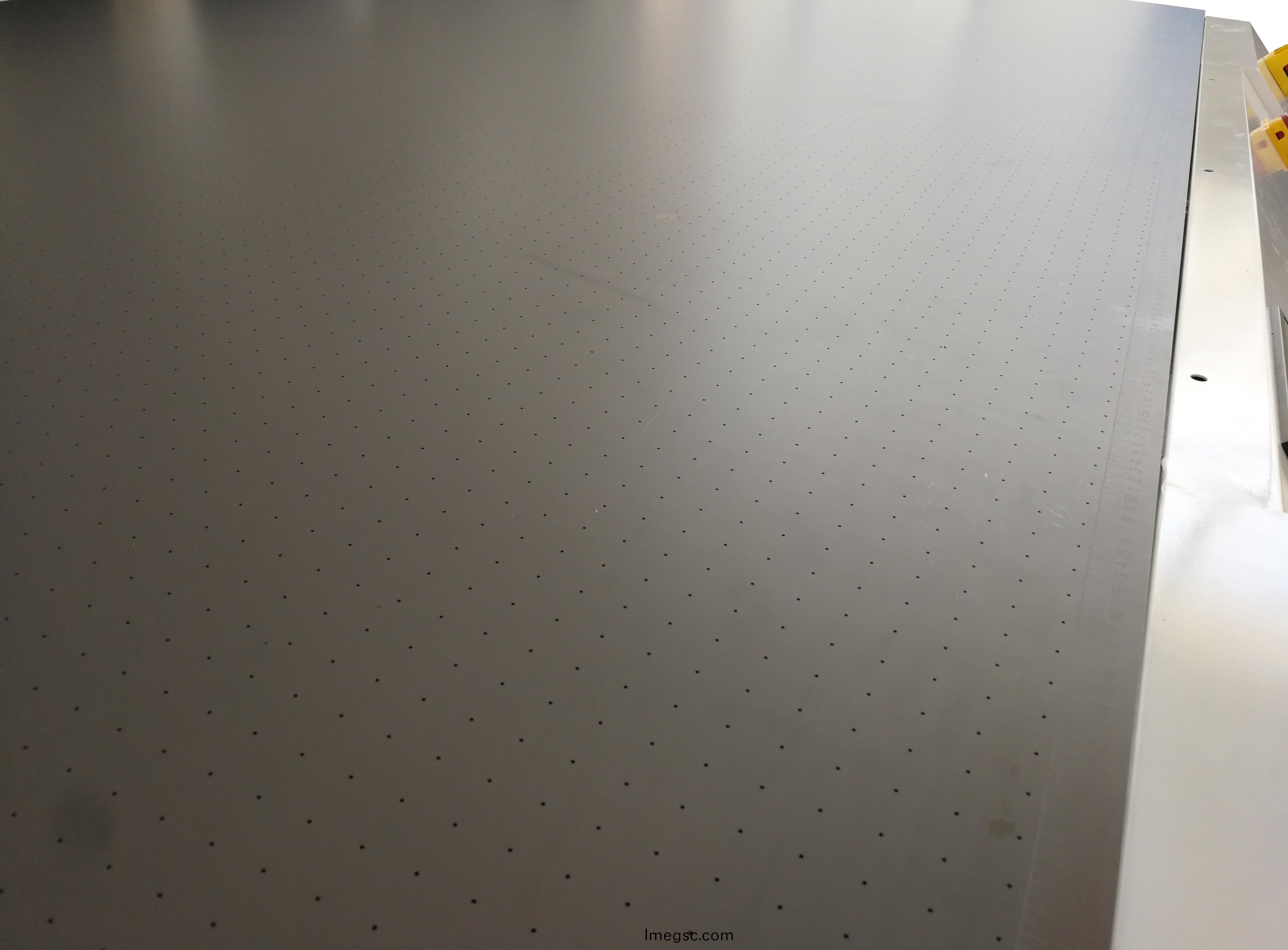 工(gong)業(ye)UV平(ping)闆(ban)噴(pen)墨(mo)打印機-鋁(lv)吸(xi)風平(ping)檯