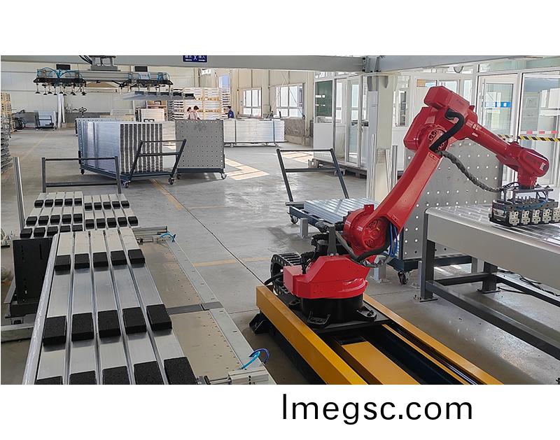 光伏鋁(lv)型(xing)材塗膠機(ji)器(qi)人生産線(xian)